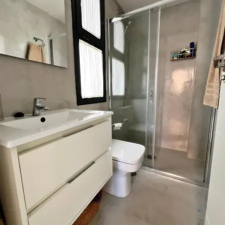 Luxury And New In Area Apartment